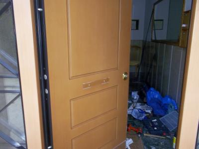 Κλειδαριά  αυτόματου κλειδώματος σε είσοδο πολυκατοικίας