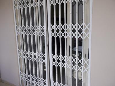Κατασκευή και τοποθέτηση πτυσσόμενων καγκέλων ασφαλείας σε μπαλκονόπορτα διαμερίσματος