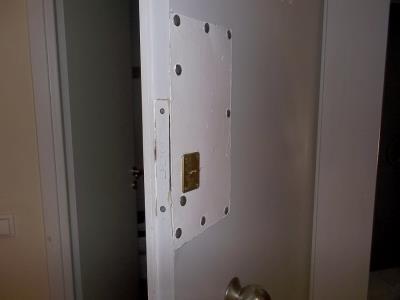 Επισκευή ξύλινης πόρτας μετά από διάρρηξη